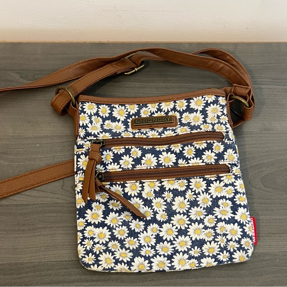 UNION BAY DAISY PRINT PURSE
CROSS BODY LIGHTWEIGHT
CANVAS